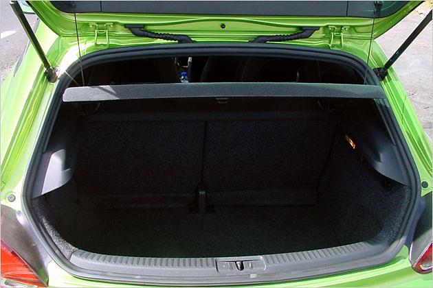 Für ein Sportcoupé fällt der Kofferraum hingegen sehr großzügig aus: 292 Liter passen hinein