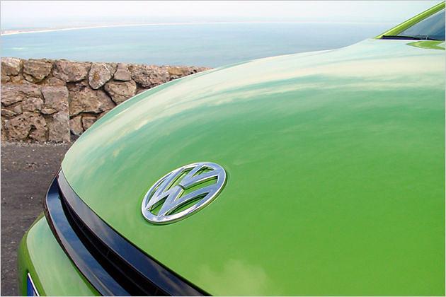 In den extrem flachen Kühlergrill passt das VW-Zeichen nicht hinein. Ergo prangt es auf der Haube
