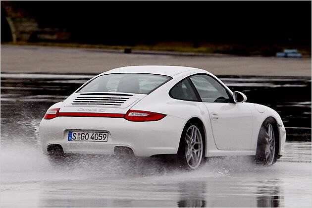 Beim Slalom auf nasser Straße bleibt der Allrad-Porsche gut kontrollierbar