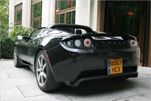 Am Heck trägt der Tesla Roadster einen kleinen Spoiler