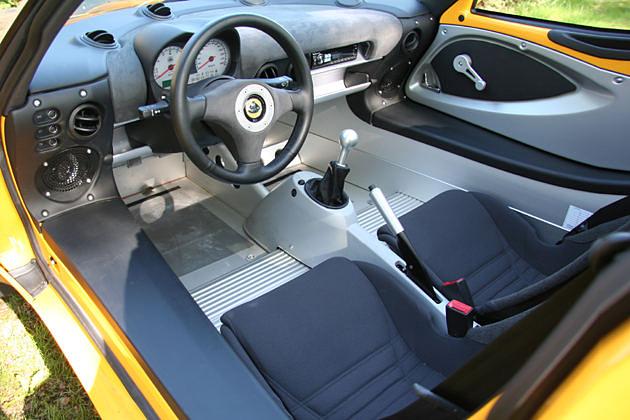 Die Lotus Elise (Bild) unterscheidet sich auch bei der Innenraumgestaltung leicht vom Tesla
