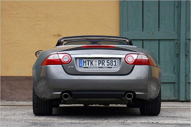 Wie auch beim XK 4.2 Cabriolet ragen aus der Heckschürze zwei Endrohre
