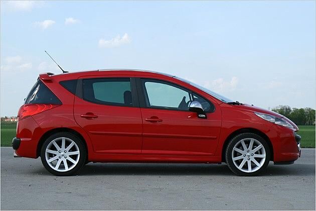 Die Stabantenne des Peugeot wirkt etwas fehl am Platze