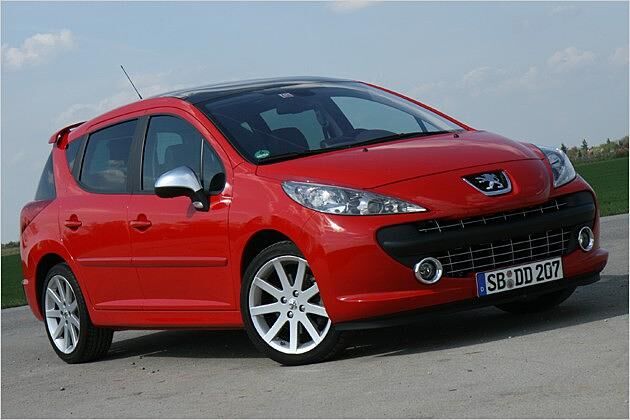 Die silbernen Außenspiegelgehäuse sind bei Peugeot den RC-Modellen vorbehalten