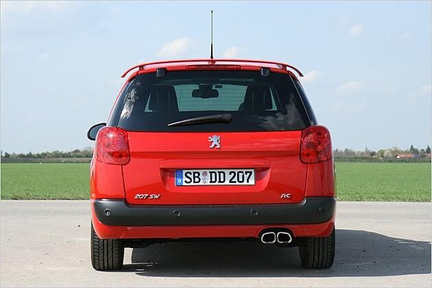 Das verchromte Doppelendrohr hat mehr eine optische als eine akustische Funktion