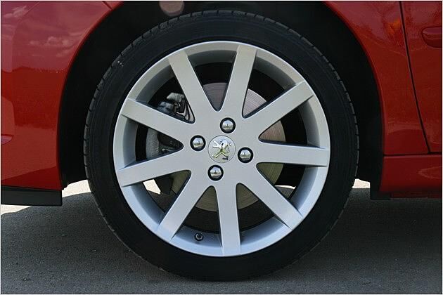Die 17-Zoll-Leichtmetallfelgen gehören zur Serienausstattung des Peugeot