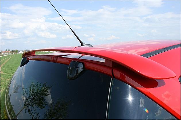 Der Dachkantenspoiler soll den Abtrieb an der Hinterachse erhöhen