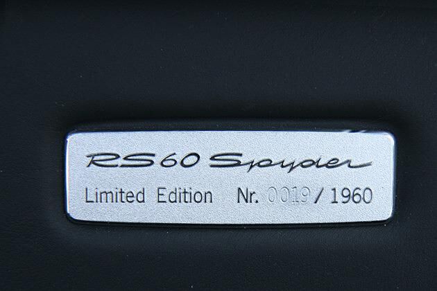 Seltenheitsnachweis: Auf dem Handschuhfach sitzt die RS-60-Plakette mit Seriennummer