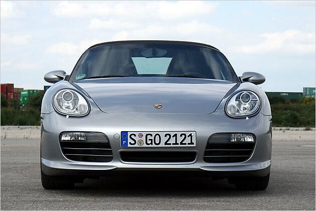 Die rundlichen Scheinwerfer sind mit Xenon-Lampen bestückt. Aufpreis: 1.059 Euro