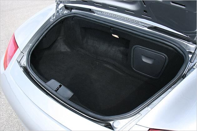 Der hintere Stauraum schluckt 130 Liter. Genug für flache Koffer oder zwei große Sporttaschen