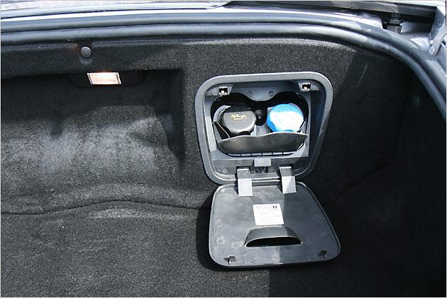 Serviceklappe für Öl und Kühlwasser: Mehr bekommen wir vom 3,6-Liter-Motor nicht zu sehen