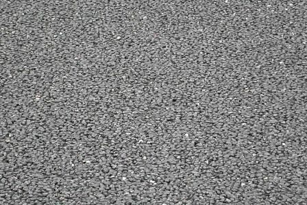 Lärmreduzierende Asphalte, die seit Mitte der 1980er Jahre verwendet werden, zeichnen sich durch eine offenporige Deckschicht aus. (Bild: Straßen NRW)