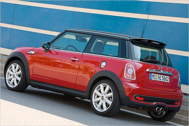 Serienmäßig gibt es den Cooper S mit 16-Zoll-Leichtmetallfelgen