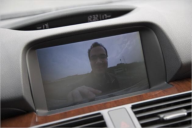 Das Bild der Rückfahrkamera erscheint auf dem Navi-Bildschirm