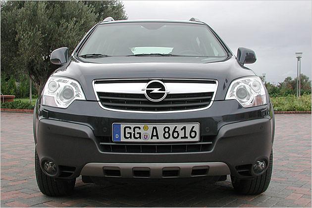 Vorn grüßt die breite Opel-Zierleiste