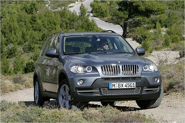 Der permanente Allradantrieb xDrive sorgt auf Schotter für viel Traktion und Fahrspaß
