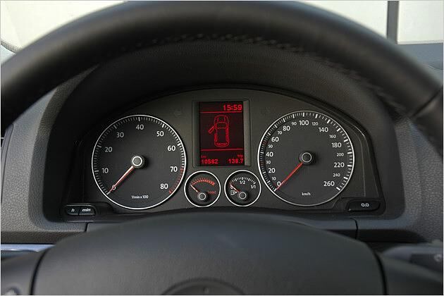Das linke der beiden kleineren Rundinstrumente ist der Boost-Meter