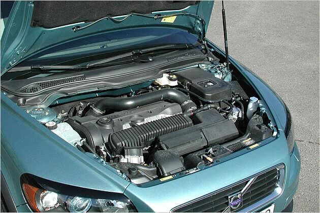 Der Fünfzylinder-Dieselmotor ist, wie alle anderen Motoren auch, quer eingebaut
