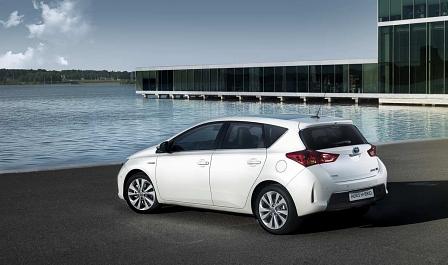 Der Toyota Auris präsentiert sich in seiner Hybrid-Version.