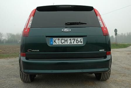 Ford-Designer Chris Bird demonstriert mit ein paar schnellen Strichen am Zeichenbrett die Änderungen am C-Max