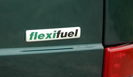 Ford-Designer Chris Bird demonstriert mit ein paar schnellen Strichen am Zeichenbrett die Änderungen am C-Max