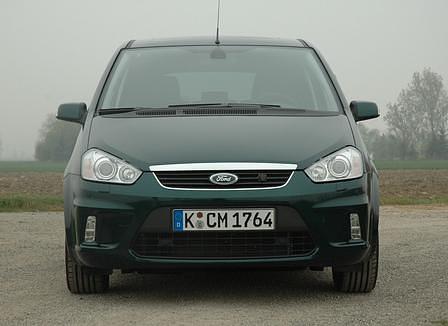 Ford-Designer Chris Bird demonstriert mit ein paar schnellen Strichen am Zeichenbrett die Änderungen am C-Max