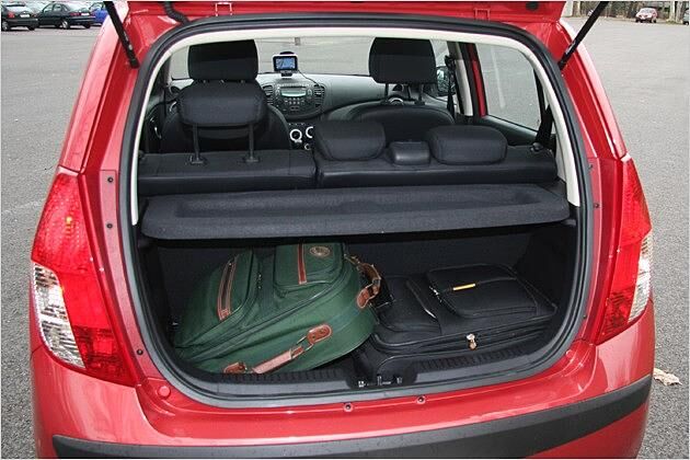 Der Kofferraum ist für einen Kleinstwagen üppig bemessen
