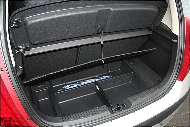 Beim Stlye gibt es noch eine Ablagebox unter dem Kofferraumboden