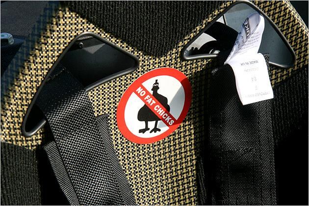 "No fat chicks - aber in den Caterham passen auch breitere Leute