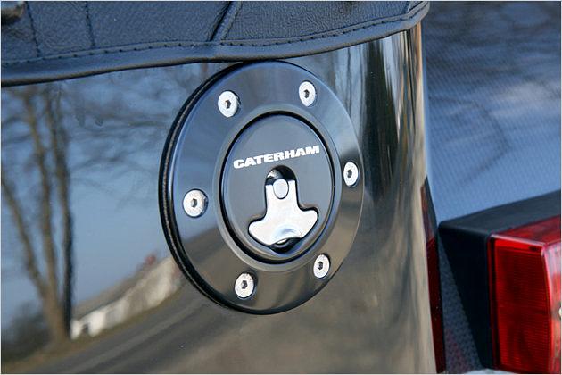 Auch der lackierte Tankdeckel trägt den "Caterham"-Schriftzug