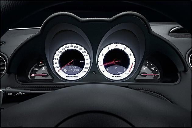 "6.3 V8"-Schriftzug im unteren Bereich des Drehzahlmessers (rechts)