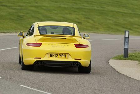 Mit neuen Assistenzystemen wird das Fahren der Sportwagen noch sicherer.