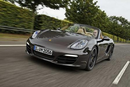 Der Porsche Boxster steht seinem großen Bruder 911 fast in nichts nach.