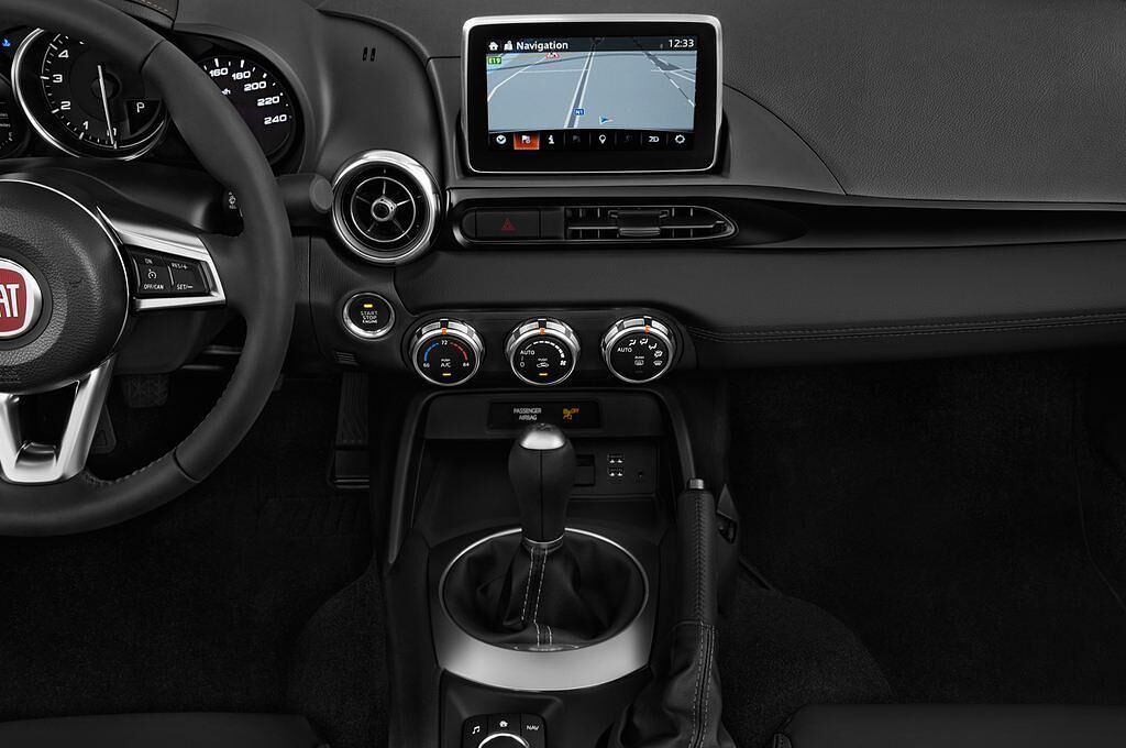 FIAT 124 Spider (Baujahr 2016) Lusso 2 Türen Mittelkonsole