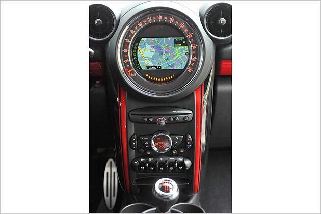 Auch das Topmodell des Countryman besitzt den großen, mittig platzierten Tacho