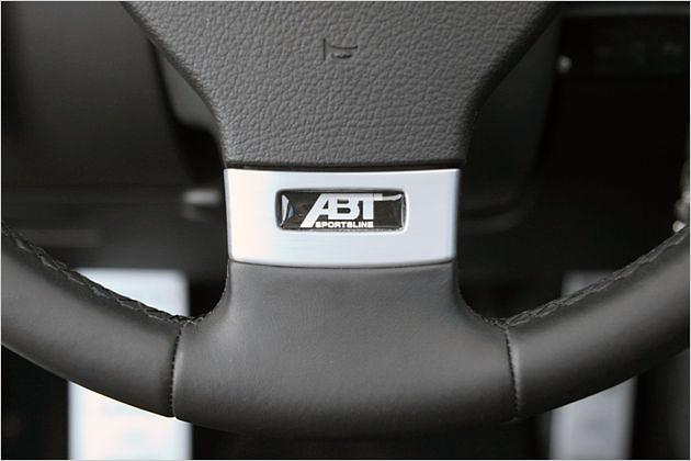 Eine Lenkradplakette weist auf den Erzeuger des besonderen Tiguan hin