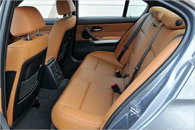 Bequem und gerade so ausreichend Platz für große Leute: Der Fond des BMW 330d