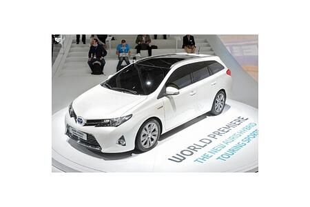 Paris 2012: Neuer Auris und Auris Kombi geben Debüt an der Seine