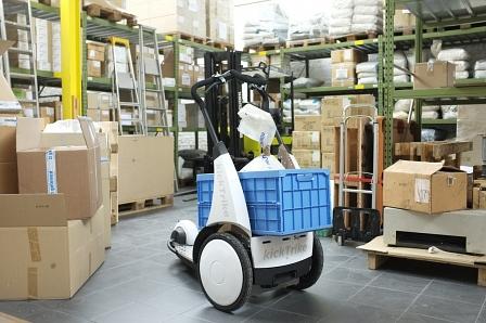 Der Elektro-Roller lässt sich zusammenklappen und wird so zum koffergroßen Handgepäck .