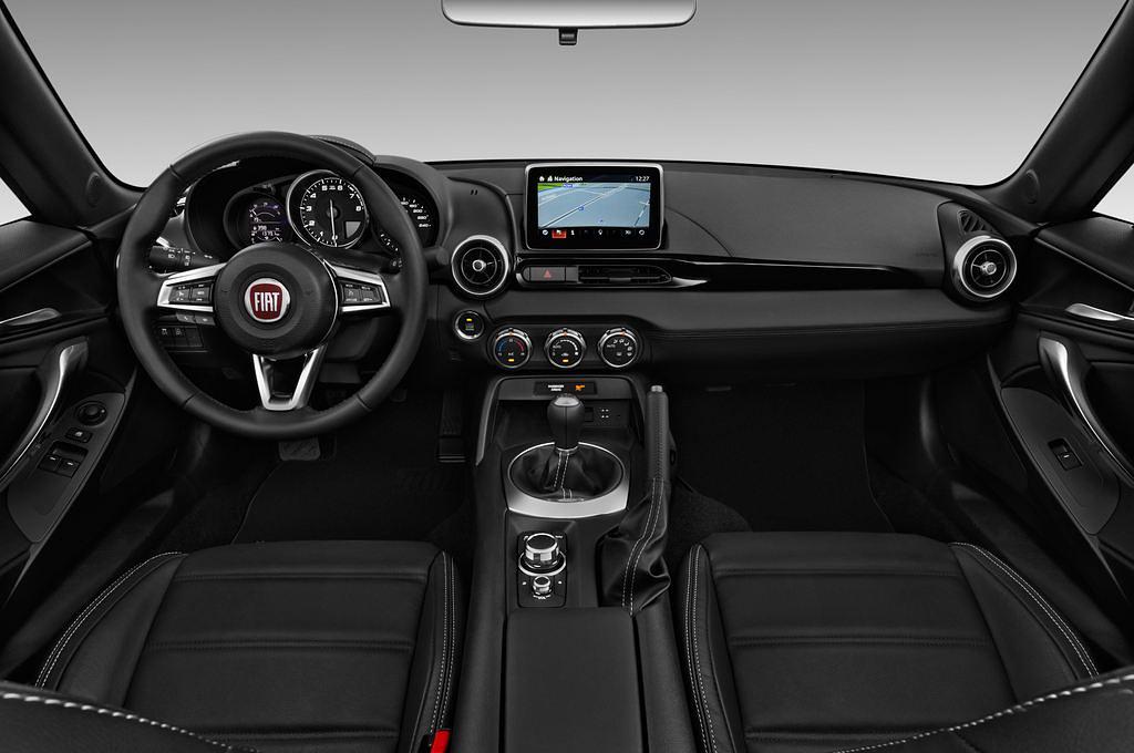 FIAT 124 Spider (Baujahr 2016) Lusso 2 Türen Cockpit und Innenraum