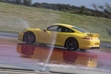 Fertig für den Handling-Parcours: Rennhelme im Porsche Human Performance Center Silverstone