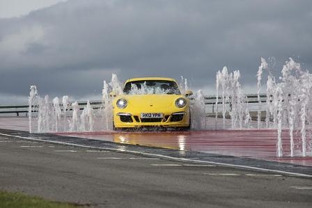 Schleudertraining auf dem Handling-Parcouirs beim Porsche Human Performance Center Silverstone