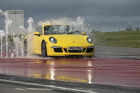Schleudertraining auf dem Handling-Parcouirs beim Porsche Human Performance Center Silverstone