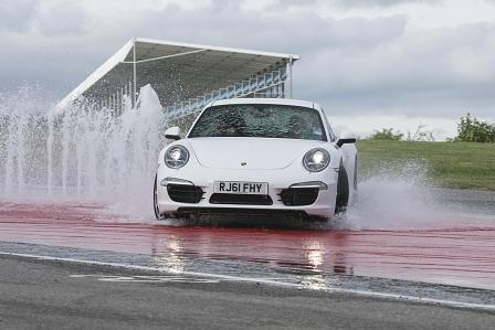 Schleudertraining auf dem Handling-Parcouirs beim Porsche Human Performance Center Silverstone