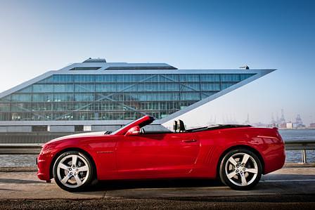 Ein 10 Zentimeter großer Powerdome auf der Motorhaube.