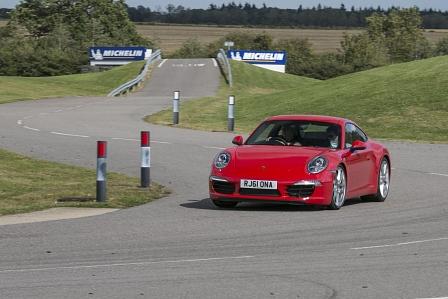 Unterwegs auf dem Handling-Parcours am Porsche Human Performance Center Silverstone