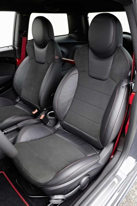 Die Recaro Sportsitze bieten einen guten Seitenhalt.