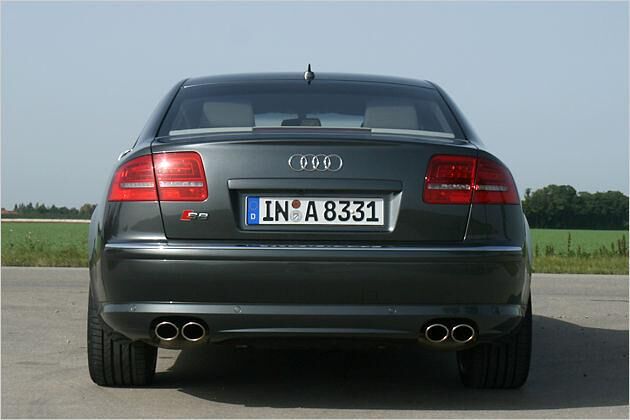 "S8" links am Kofferraumdeckel ist ein dezenter Hinweis auf 450 PS