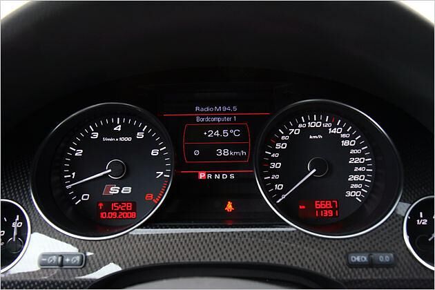 Entgegenkommend: Die Instrumente des Audi S8
