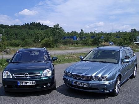 Zwei Kombis, die das gleiche wollen. Jaguar X-Type Estate und Opel Vectra Caravan möchten diejenigen locken, die Platz brauchen und Eleganz lieben.